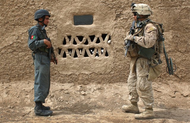 un-soldat-afghan-et-un-marine-americain.jpg