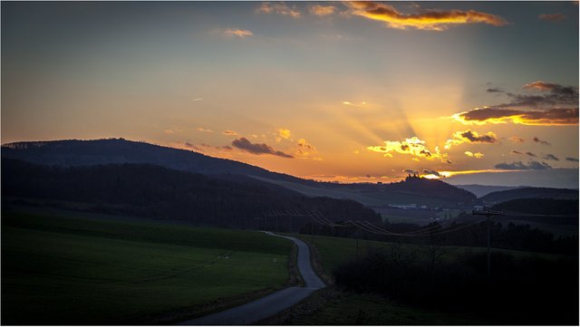 24929011336-sunset-over-hanstein-castle (FILEminimizer).jpg
