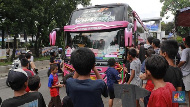 anak-anak-buru-klakson-bus-telolet-dipinggir-jalan-cnbc-indonesiamuhammad-sabki_169.jpeg
