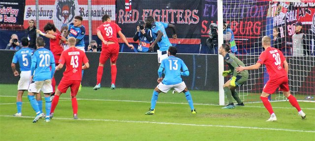 2048px-FC_Salzburg_gegen_SSC_Napoli_(Championsleague_3._Runde_23._Oktober_2019)_67.jpg