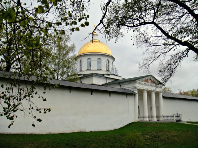 Собор Архангела Михаила.  Вход за монастырскими стенами.jpg