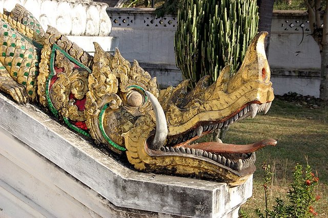 800px-Luang_Prabang-Wat_Ho_Pha_Bang-10-Drachen-gje.jpg