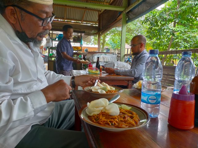 Sedang makan mie 2.jpeg