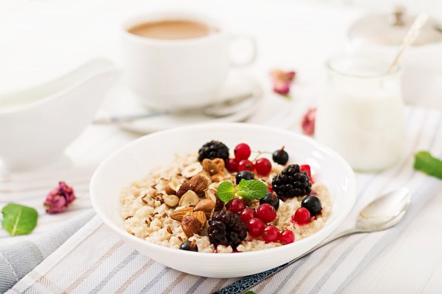 tasty-healthy-oatmeal-porridge-with-berry-flax-seeds-nuts-healthy-breakfast-fitness-food-proper-nutrition_2829-11260.jpg