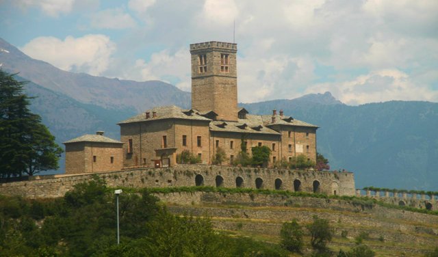Castello di Sarrejpg.jpg