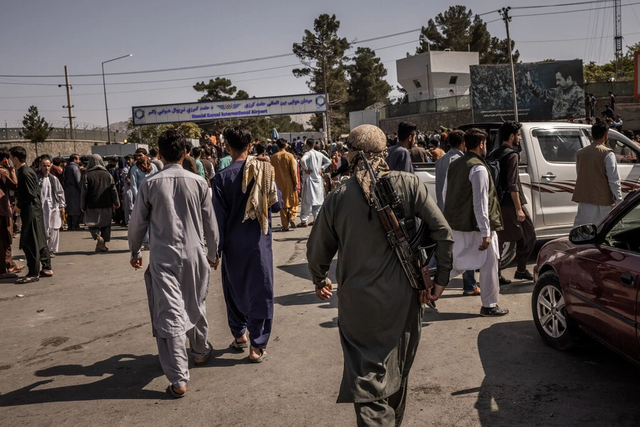 People trying to flee the country gathering in front of the airport in Kabul, Afghanistan. Pentagon leaders stopped short of assuring safe passage to Afghan allies who have been blocked by the Taliban from reaching the airport. Credit...Jim Huylebroek for The New York Times