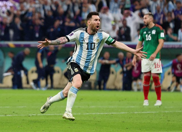 World champion boxer Canelo Alvarez threatens Lionel Messi.jpg