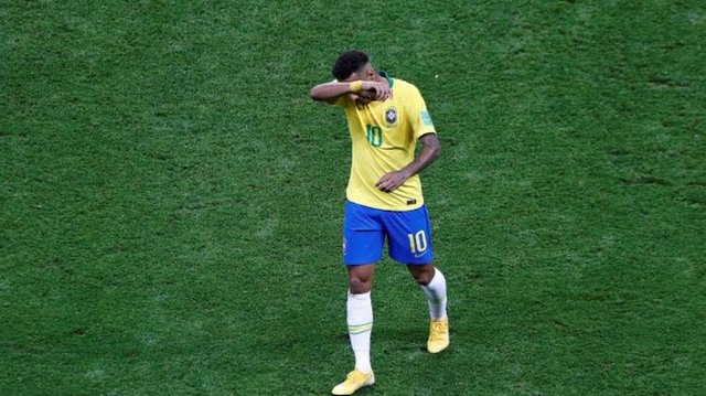 15-55-13-neymar-terlihat-sedih_20180707_040537.jpg
