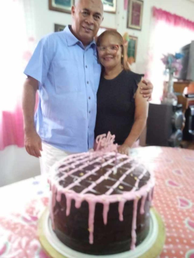 con mi esposa su cumpleaños 1.jpg