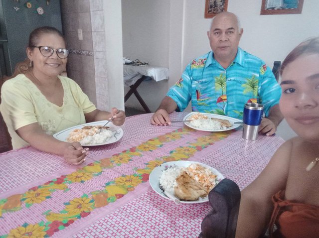 Almorzando con mi esposa e hija.jpg