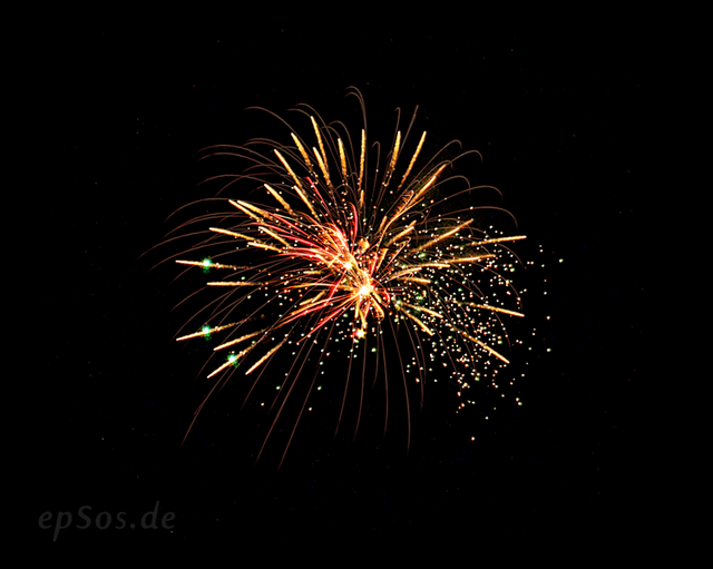 752px-Beautiful_Fireworks_at_Night.png