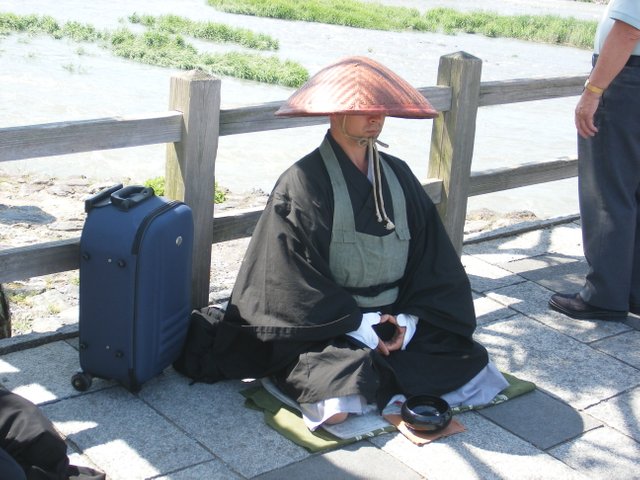 Japanese_buddhist_monk_by_Arashiyama.JPG