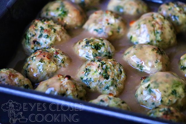 EyesClosedCooking-TurkeyMeatballsGravy---01.jpg