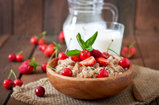 oatmeal-porridge-with-berries-white-bowl_2829-16741.jpg