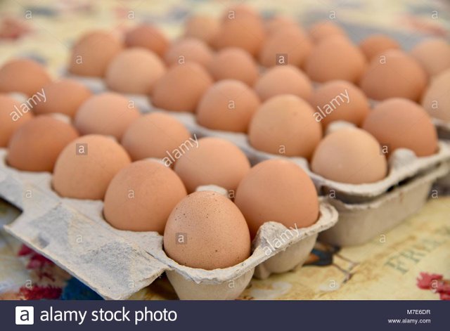 several-egg-cartons-of-farm-fresh-brown-eggs-on-display-at-farmers-M7E6DR.jpg