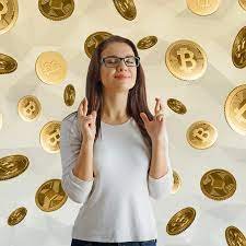 Mujer feliz con un bitcoin 1.jpg