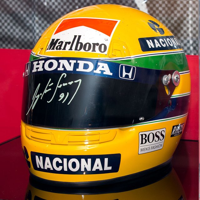 Ayrton_Senna_1991_helmet_front-left_2015_Honda_F1_Exposition.jpg