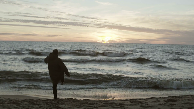 videoblocks-young-man-throws-sand-and-runs-on-the-shore-of-the-sea-sad-male-at-beach-enjoying-the-sunset-and-waves-in-windy-day_ron82immz_thumbnail-full05.png