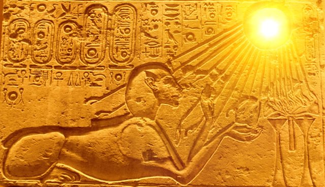 Akhenaten_as_a_Sphinx_(Kestner_Museum).jpg