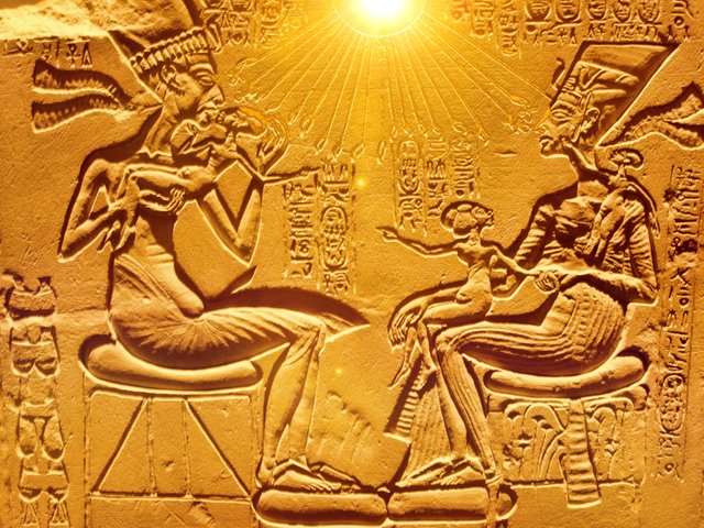 Akhenaten,_Nefertiti_and_their_children.jpg