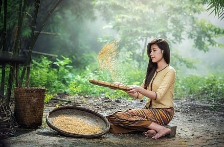 lonely-girl-cleaning-rice.jpg