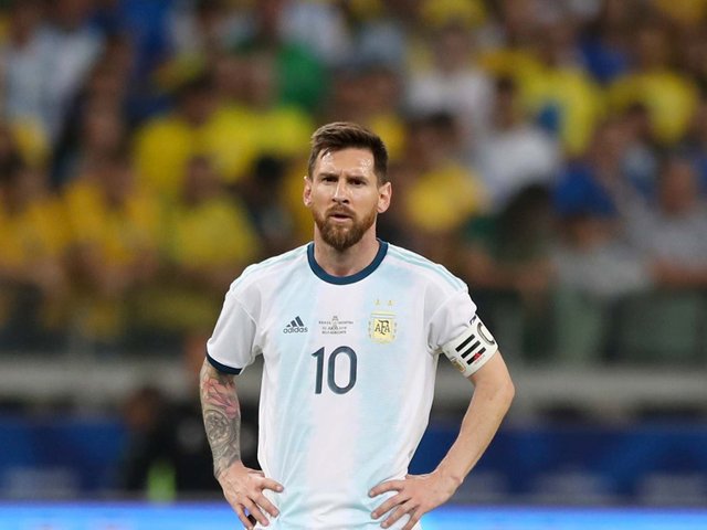 Messi-looks-on-dejected.jpg