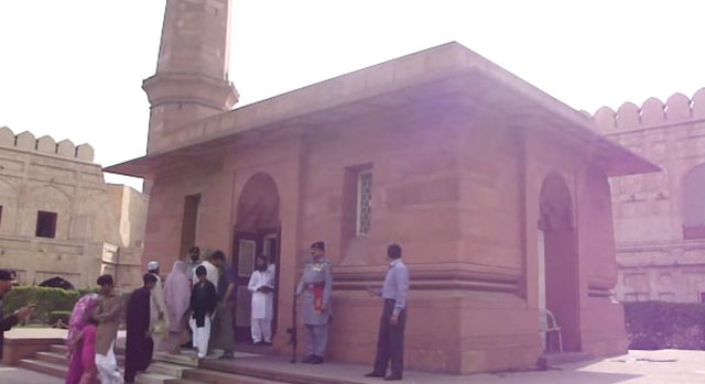 Allama iqbal tomb.png