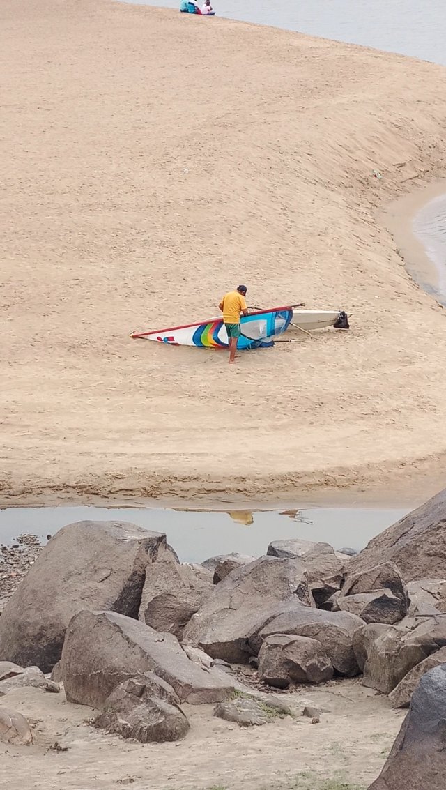 El señor Pippo Rizzo ajustando su equipo de Windsurf