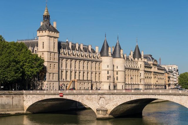 ehemaliges-königlicher-palast-und-gefängnis-la-conciergerie-paris-121172531.jpg