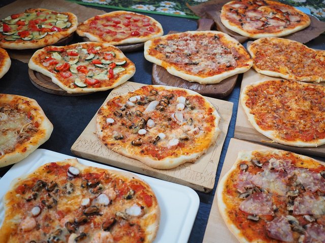 pizzas-2119638_1280 (1).jpg