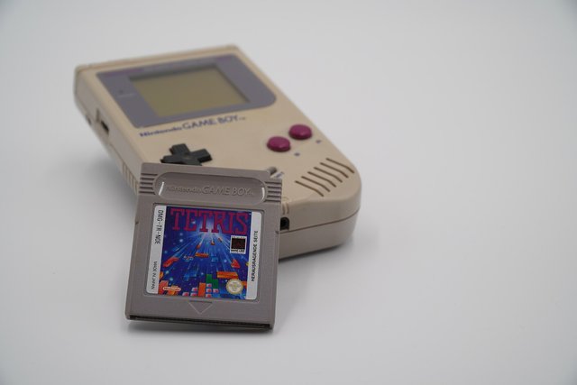 2048px-Game_Boy_and_Tetris.jpg