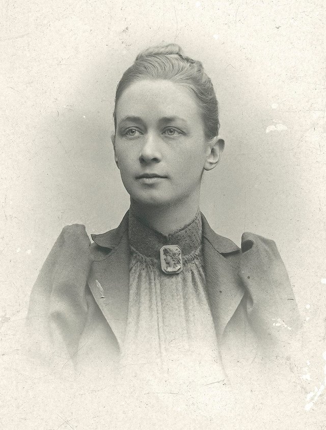 800px-Hilma_af_Klint,_portrait_photograph_published_in_1901.jpg