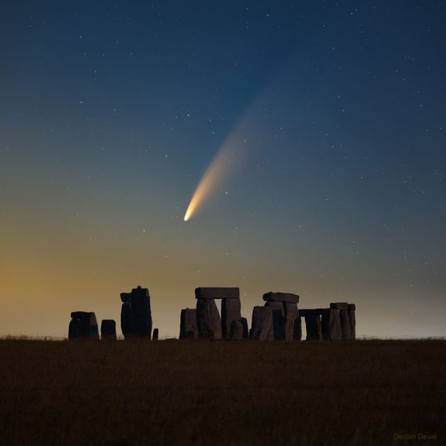 Comet NEOWISE over Stonehenge 14.07.2020.jpg