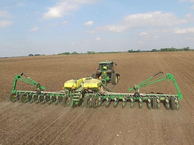 ca8ae765-6a58-49b2-bb46-ab22cc12cbb4-WSF_0522_Soybean_planting.jpg