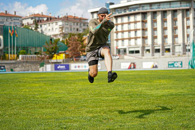 free-photo-of-dynamic-action-shot-of-man-jumping-outdoors.jpeg