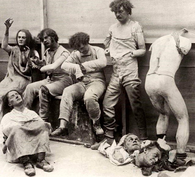 Madame Tussauds burnt mannequins 1925.jpg