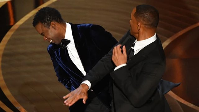 Will-Smith-gifle-Chris-Rock-en-direct-lors-des-Oscars-2022-1379683.jpg