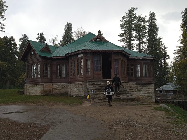 Palace of Maharaja Harisingh, Gulmarg..jpg