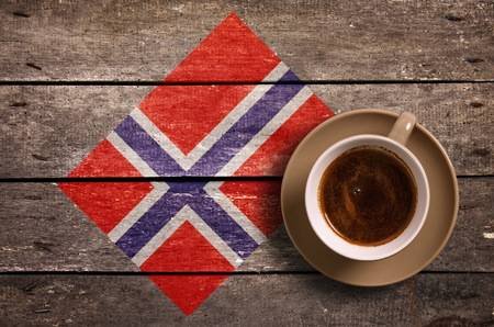 49780474-bandera-de-noruega-con-el-café-en-la-mesa-vista-superior.jpg