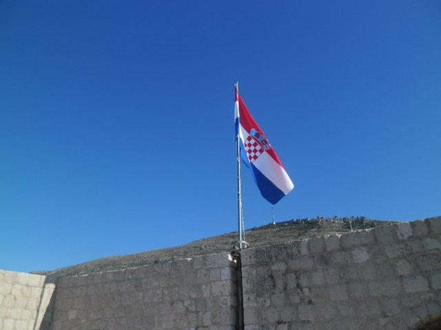 Hrvatska_zastava_na_Lovrijencu.JPG