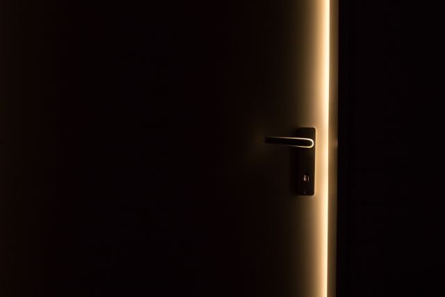 dark-door-door-handle-147634.jpg