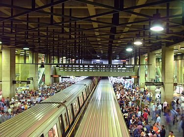 Nivel_de_los_andenes_(estación_Plaza_Venezuela,_Caracas_Metro).jpg