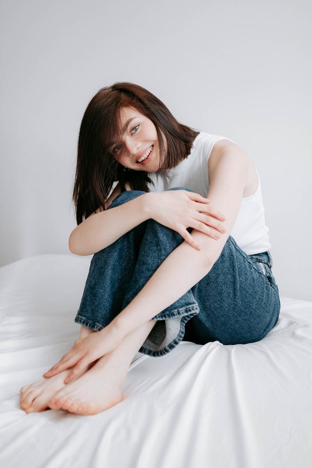 free-photo-of-smiling-brunette-in-jeans.jpeg