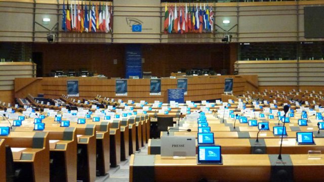 European-Parliament-Plenary_hall_by_Gideon-Benari_CC_BY_2-0_7172486236_656e824245_o-BS-TB-Web.jpg