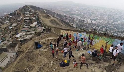 Wall-Of-Shame,-Dinding-Pemisah-Orang-Kaya-dan-Miskin-di-Peru.jpg