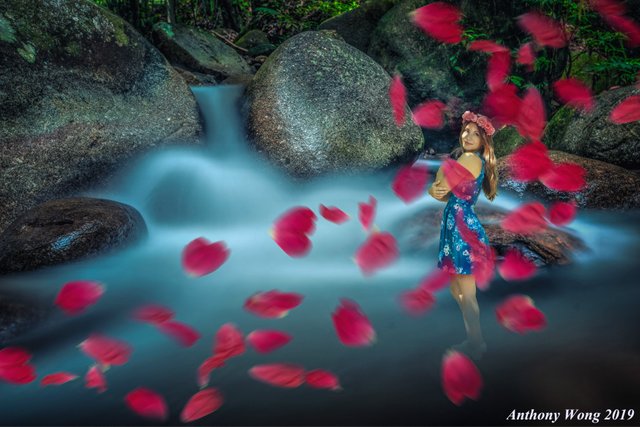 waterfall-girl-flower-2_meitu_1.jpg