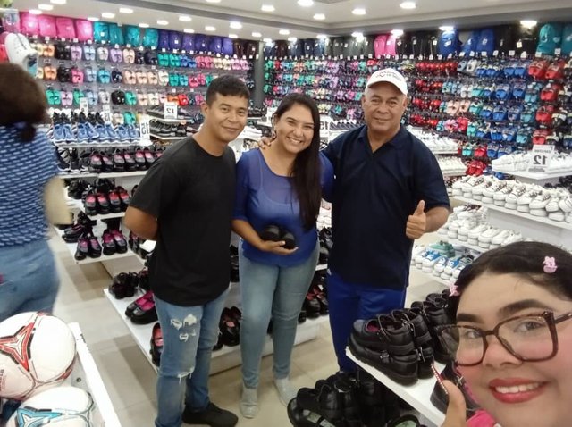 Con mithalmary y mis hijos en tienda.jpg