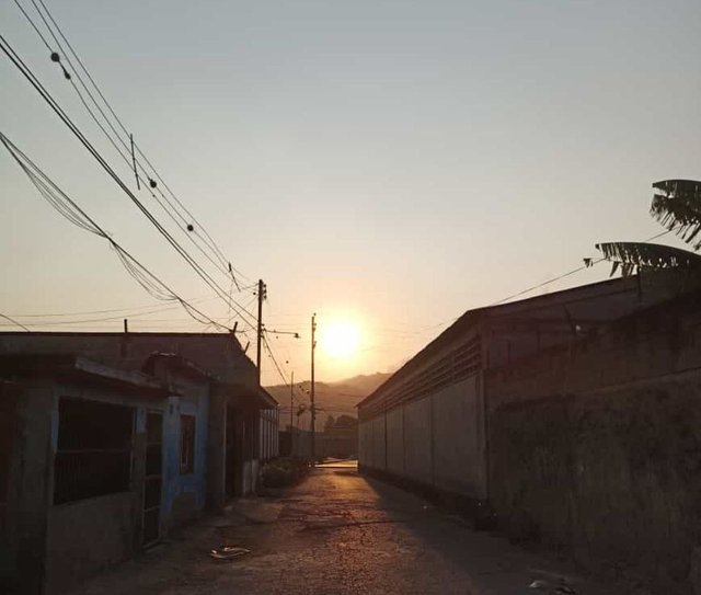 Ocaso desde el final de la calle.jpg