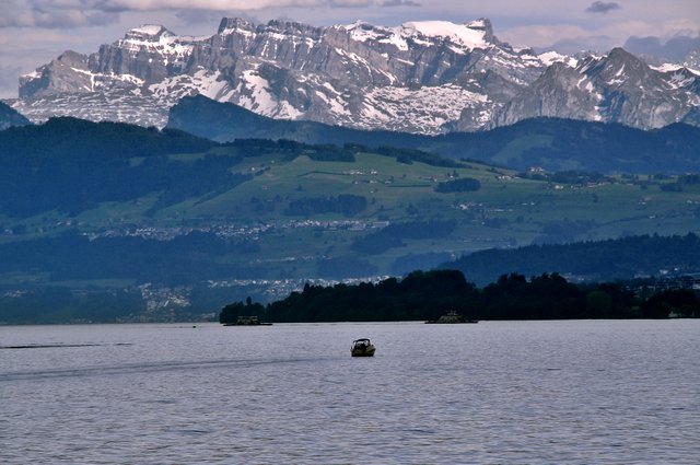 Lake_Zurich,_Switzerland.JPG