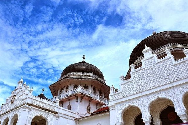 Masjid Raya Baiturrahman, favorit warga Banda Aceh dan sekitarnya untuk shalat idul fitri. foto adji k.jpg